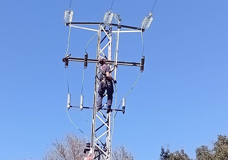 Deleitosa denuncia ante la justicia el corte de dos fusibles de una torreta eléctrica