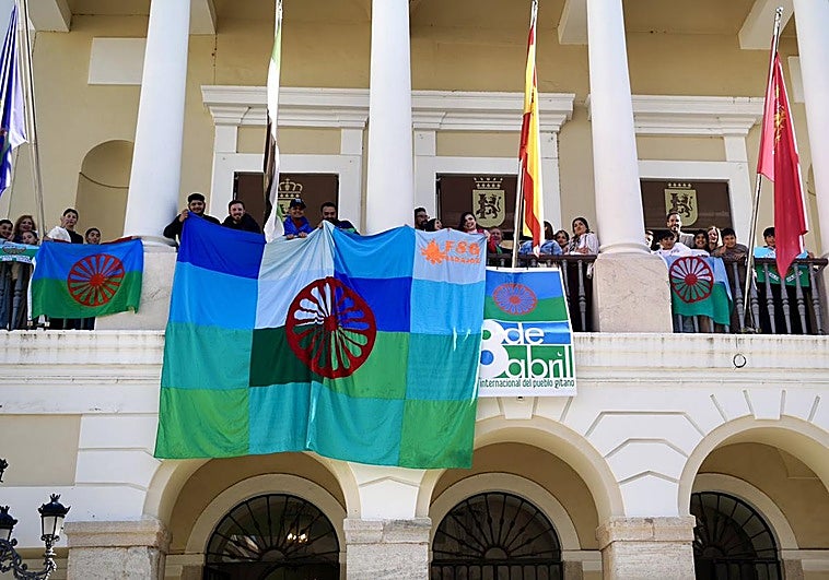 Badajoz celebra el 8 de abril con petalada y la bandera del pueblo gitano en el Ayuntamiento