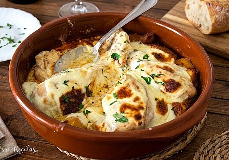 Pechugas con patatas y salsa de queso al horno