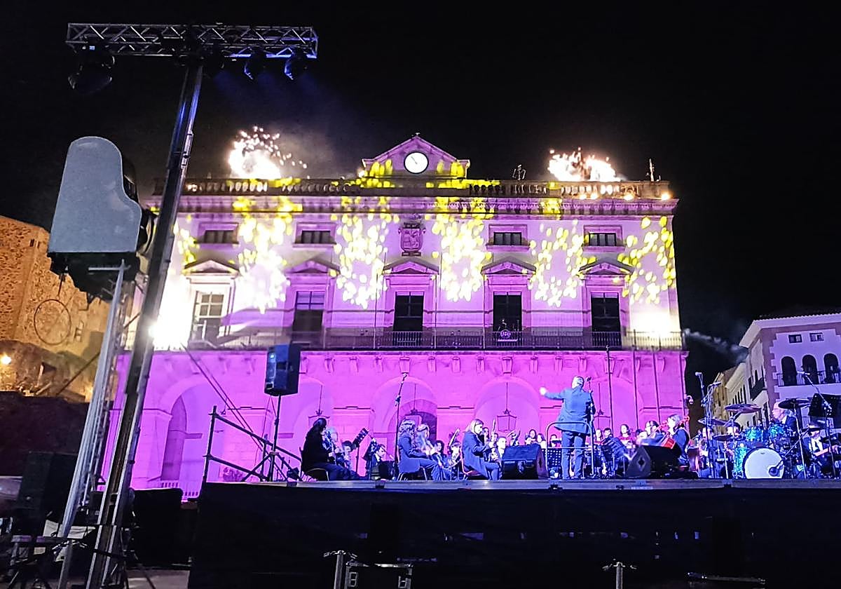 El centenario del Gran Teatro hace brillar a la Plaza Mayor de Cáceres