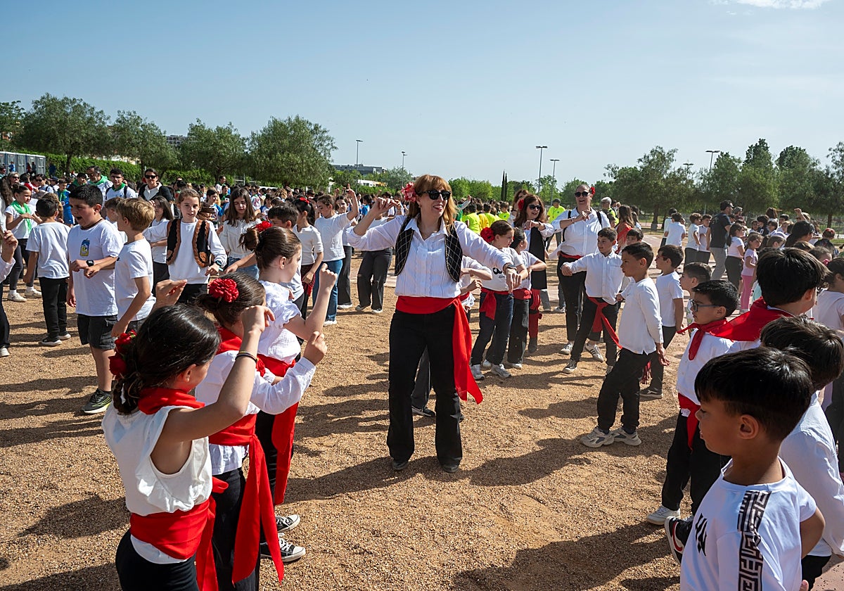 Casi 2.000 niños bailan el Candil junto al río Guadiana