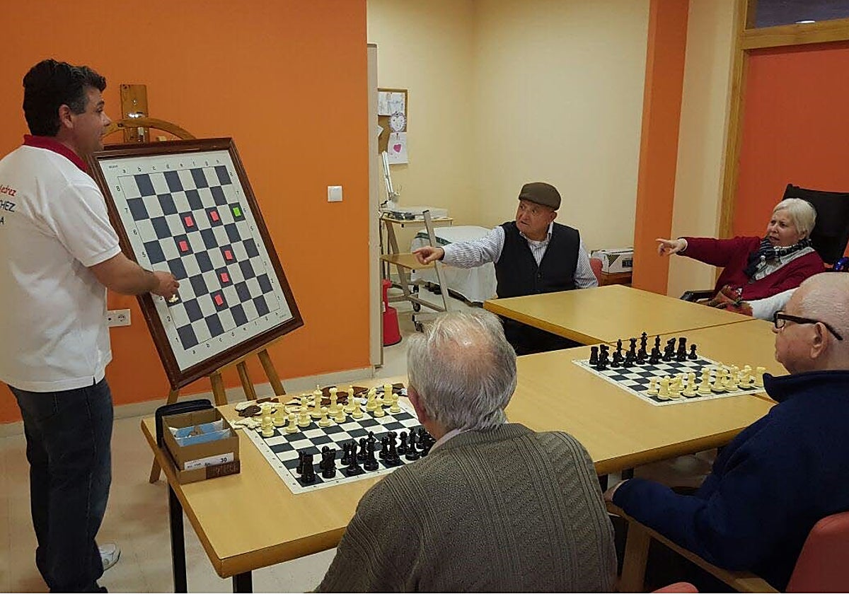 La Junta de Extremadura aumenta en 5,3 millones el programa de atención a mayores dependientes