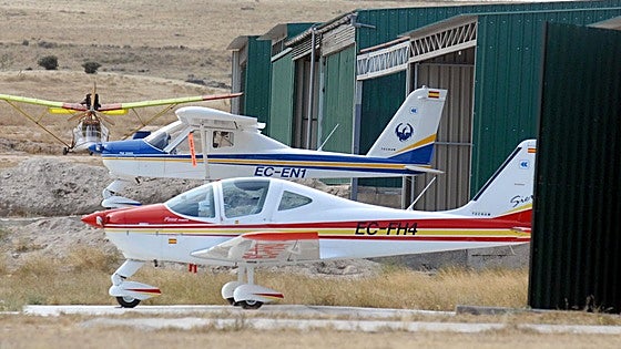 Un piloto sale ileso tras salirse con su avioneta de la pista en Mérida