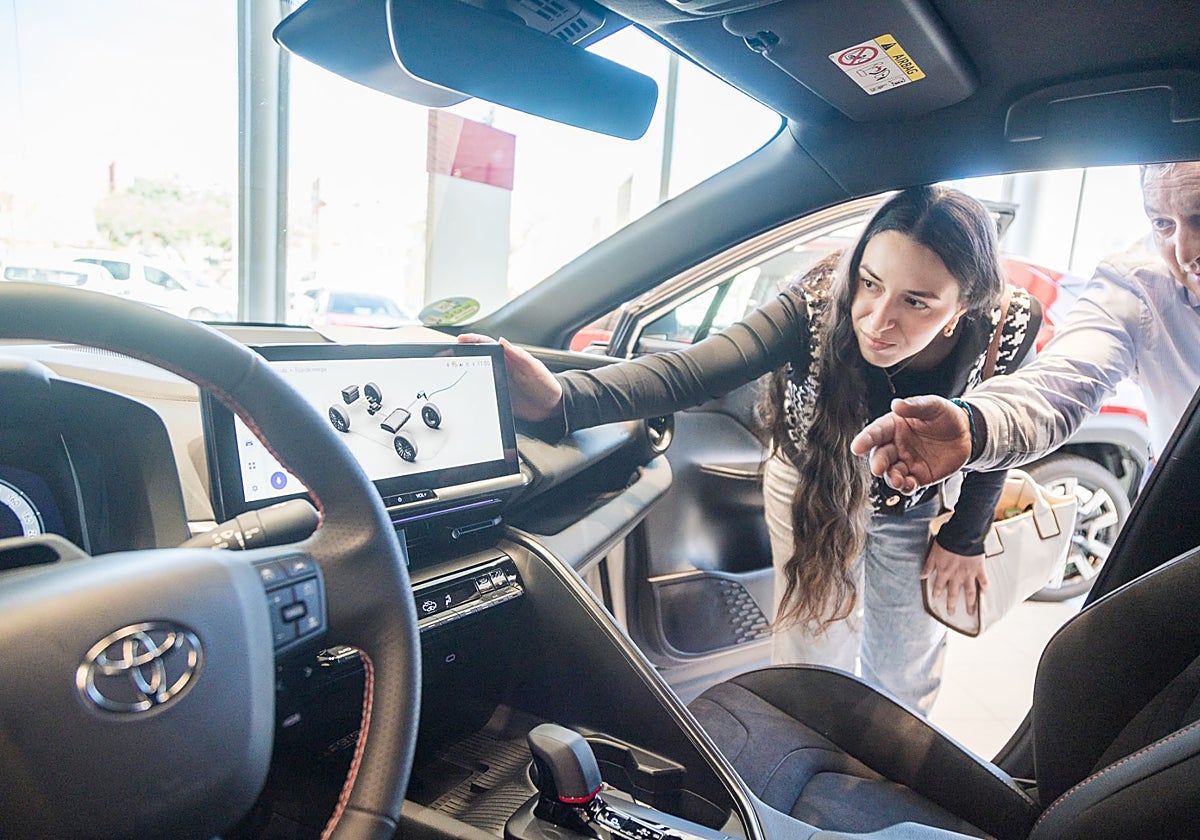 Los extremeños compran ya once coches híbridos por cada uno diésel