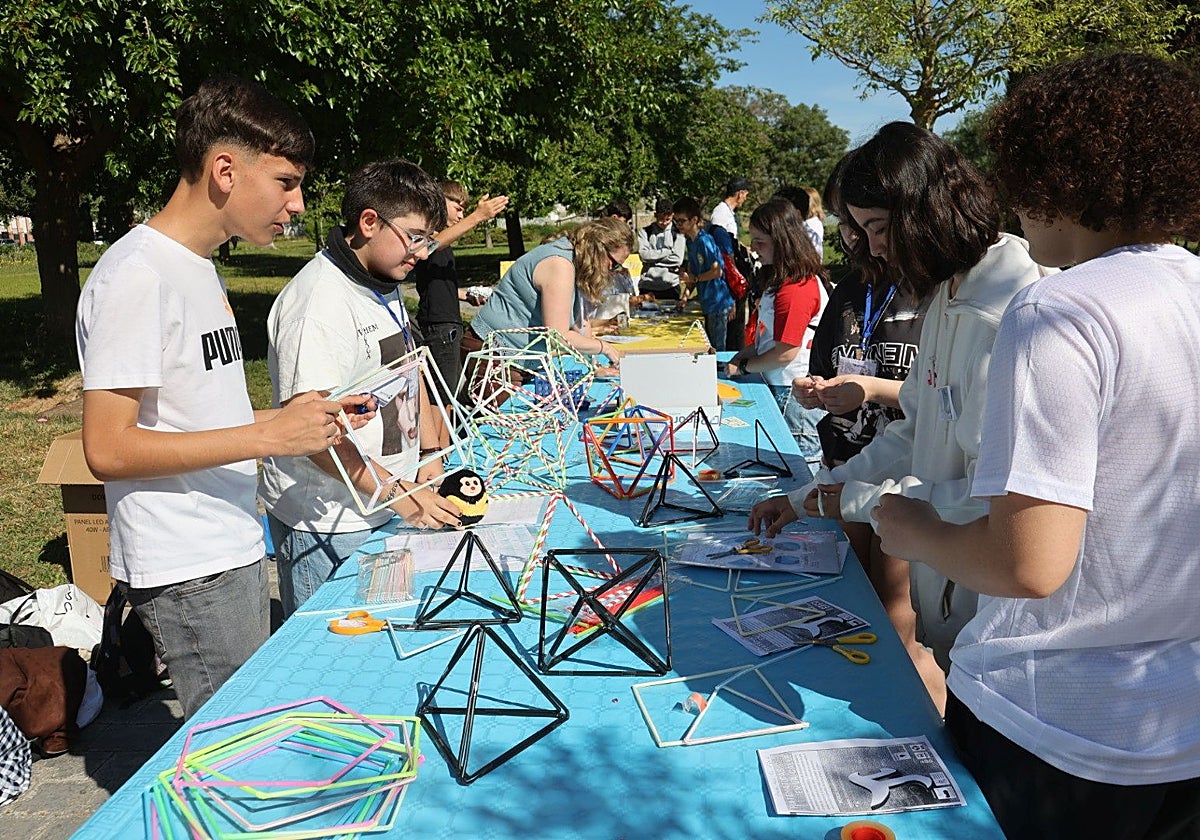 Alumnos con figuras geométricas, esta mañana, en el parque de las Siete Sillas, durante la jornada 'Matemáticas en la calle'