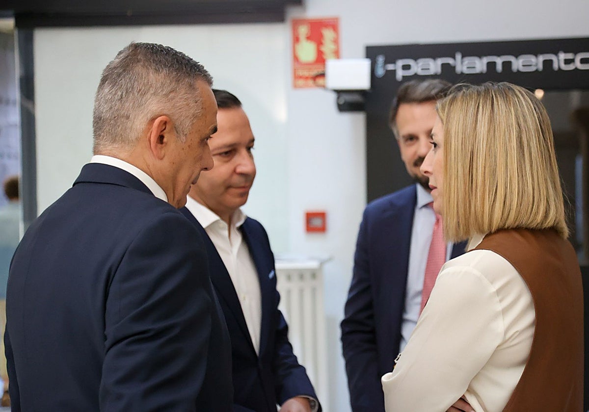 Ni rastro de la reducción de diputados en el acuerdo PP-Vox en Extremadura