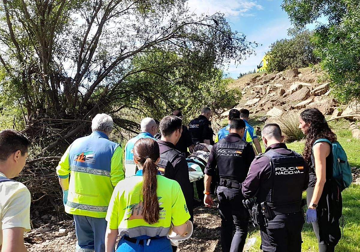Dos hombres salvan a un pescador a punto de ahogarse en el azud del Guadiana en Badajoz 