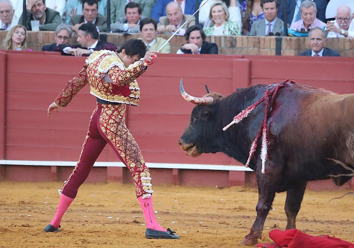 Roca Rey se llevó el único trofeo de la tarde.