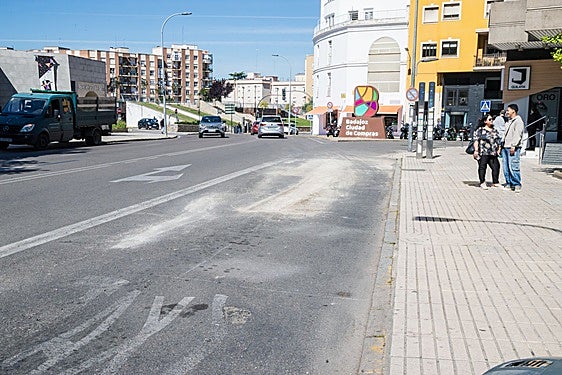 El parcheo de baches se extiende por las barriadas de Badajoz
