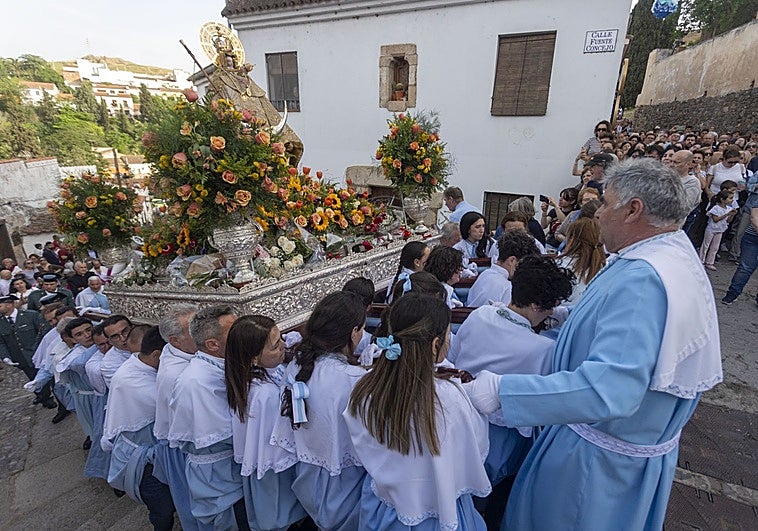 Cáceres arropa a su patrona con vítores y aplausos en una calurosa bajada