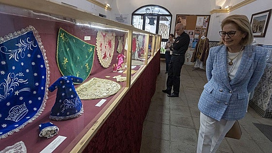 La cofradía de la Virgen de la Montaña exhibe su patrimonio textil en el Obispado: 25 mantos en miniatura y seis casullas