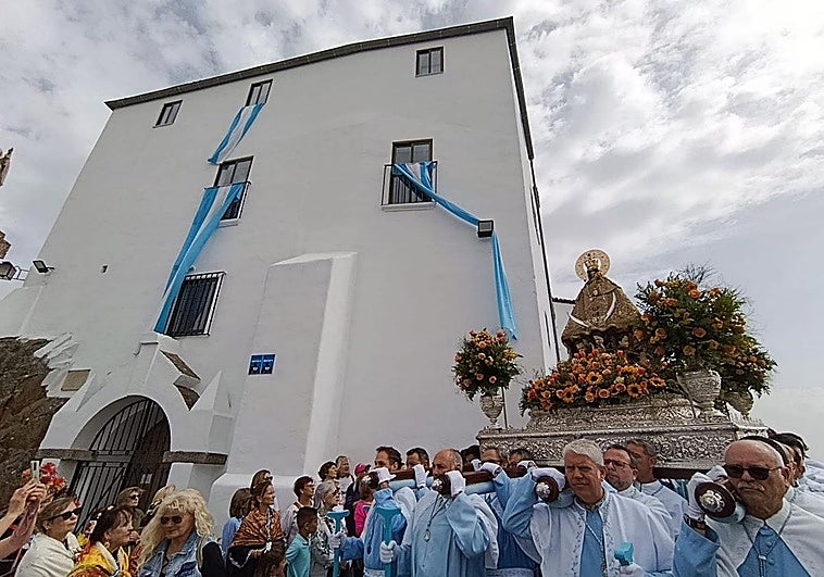 La Virgen de la Montaña ya está en la calle y se dirige a Santa María