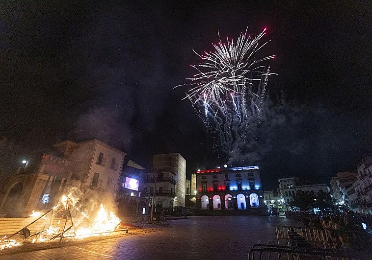 Cáceres rememora su leyenda de San Jorge con un frenesí de color, dragones y fuego