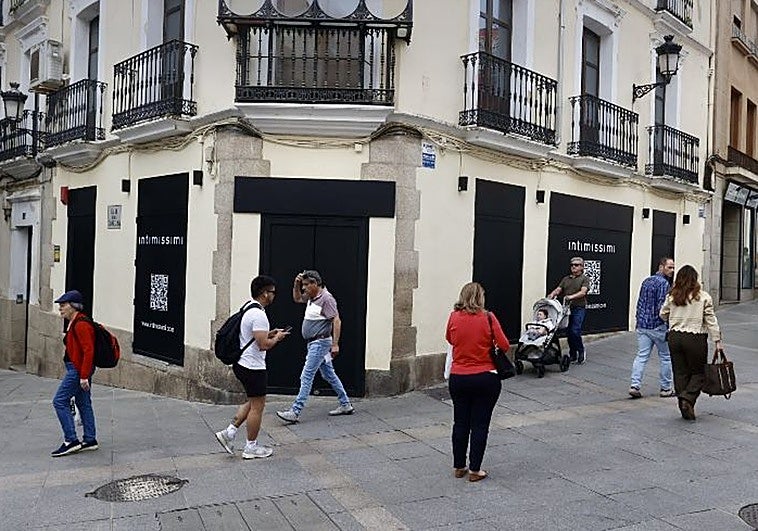 El eje comercial de Pintores-San Antón en Cáceres sufre un nuevo cierre: Intimissimi baja la persiana