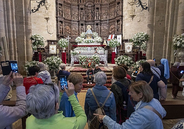 «Vengo a ver a la Virgen para contarle mis penas y mis alegrías»