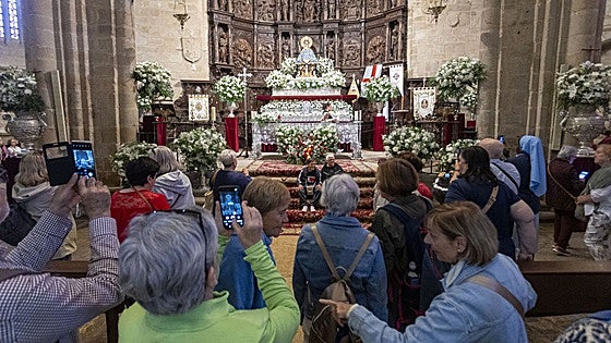 «Vengo a ver a la Virgen para contarle mis penas y mis alegrías»