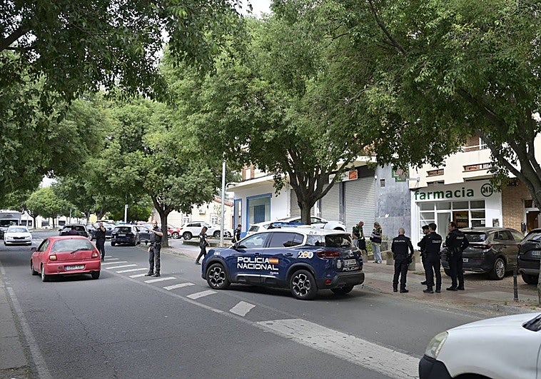 «Nos han dicho que cerrásemos la puerta, que venían a matarnos a todos y una bala ha atravesado el mostrador de la farmacia»