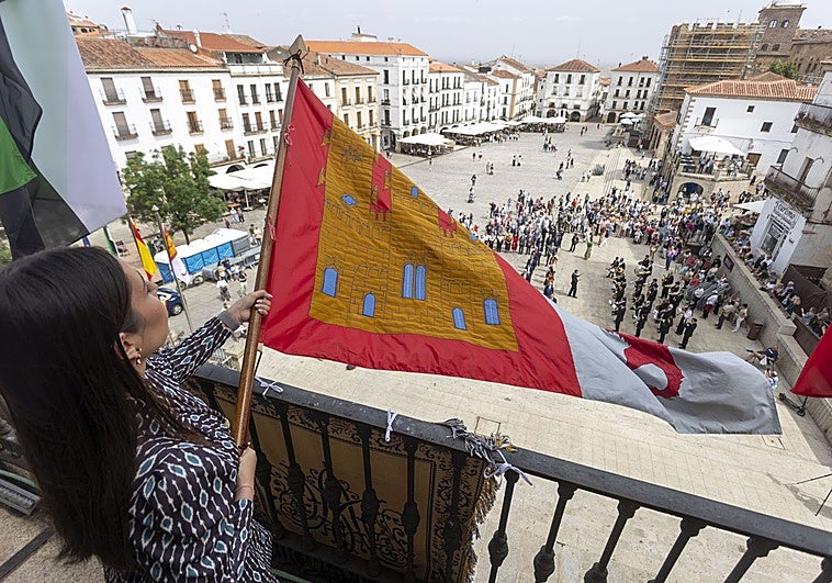 El tremolar del pendón de San Jorge, un ritual con raíces históricas que sigue sin atrapar a los cacereños
