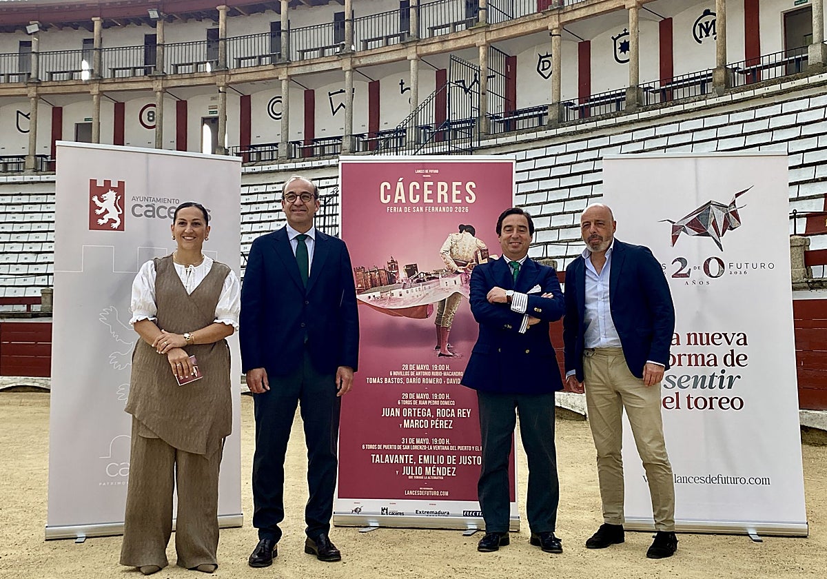De izquierda a derecha, Soledad Carrasco (concejala de Festejos), Rafael Mateos (alcalde de Cáceres), José María Garzón (Lances de Futuro) y Pedro Muriel (edil de Servicios Públicos), este martes en la Era de los Mártires.