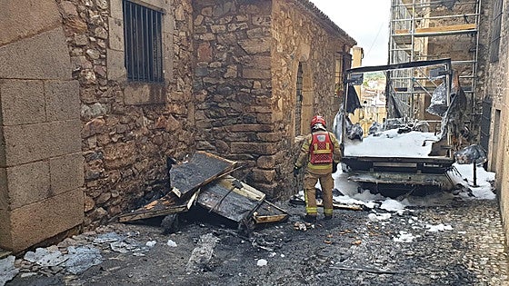 Fotos | Incendio de un camión en el Casco Antiguo de Cáceres