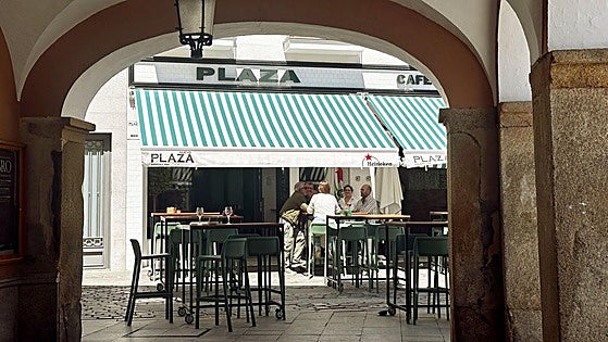 Una comida campechana en la plaza de Montijo