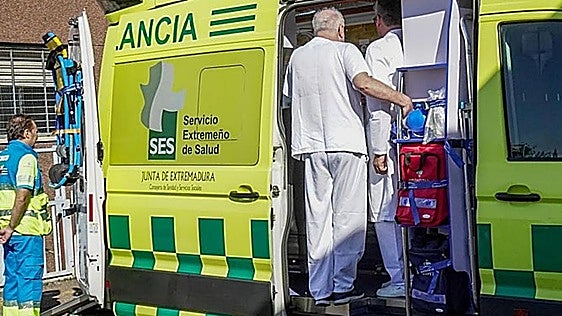El conductor de una ambulancia resulta herido al quedar atrapado tras un accidente en Cilleros