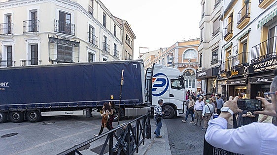 Un camión se queda atascado en las calles del centro de Cáceres