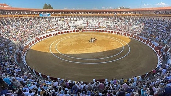 Así hemos narrado el tercer festejo taurino de la Feria de Cáceres con Alejandro Talavante, Emilio de Justo y Julio Méndez