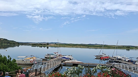 La temporada en Alqueva arranca con más barcos y una piscina flotante en Cheles