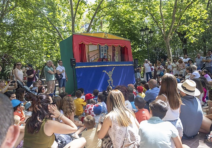 Marionetas de Maese Villarejo, este domingo en el Paseo de Cánovas de Cáceres.