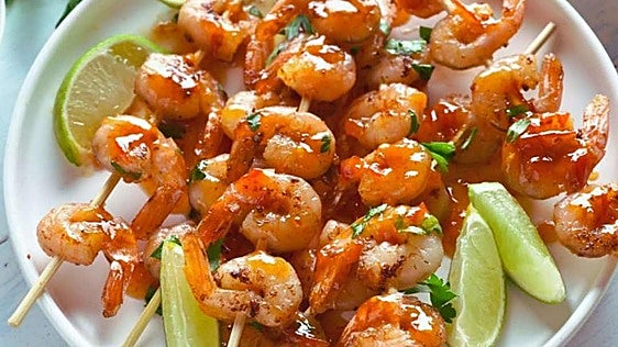 Brochetas de langostinos al pimentón de la Vera: el aperitivo perfecto en 10 minutos