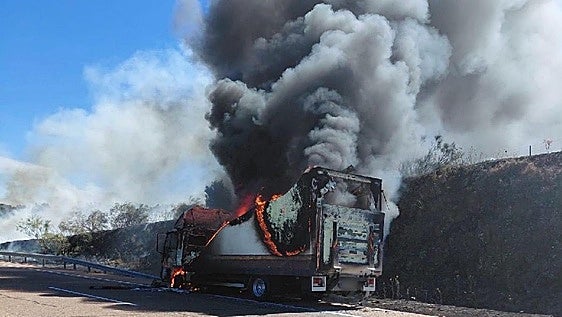 Fotos | Así ha sido el incendio del camión cargado de neumáticos que ha obligado a cortar la A-5