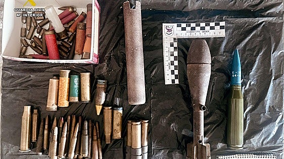 Retiran una granada de mortero y más de un centenar de cartuchos hallados en una casa en Quintana de la Serena