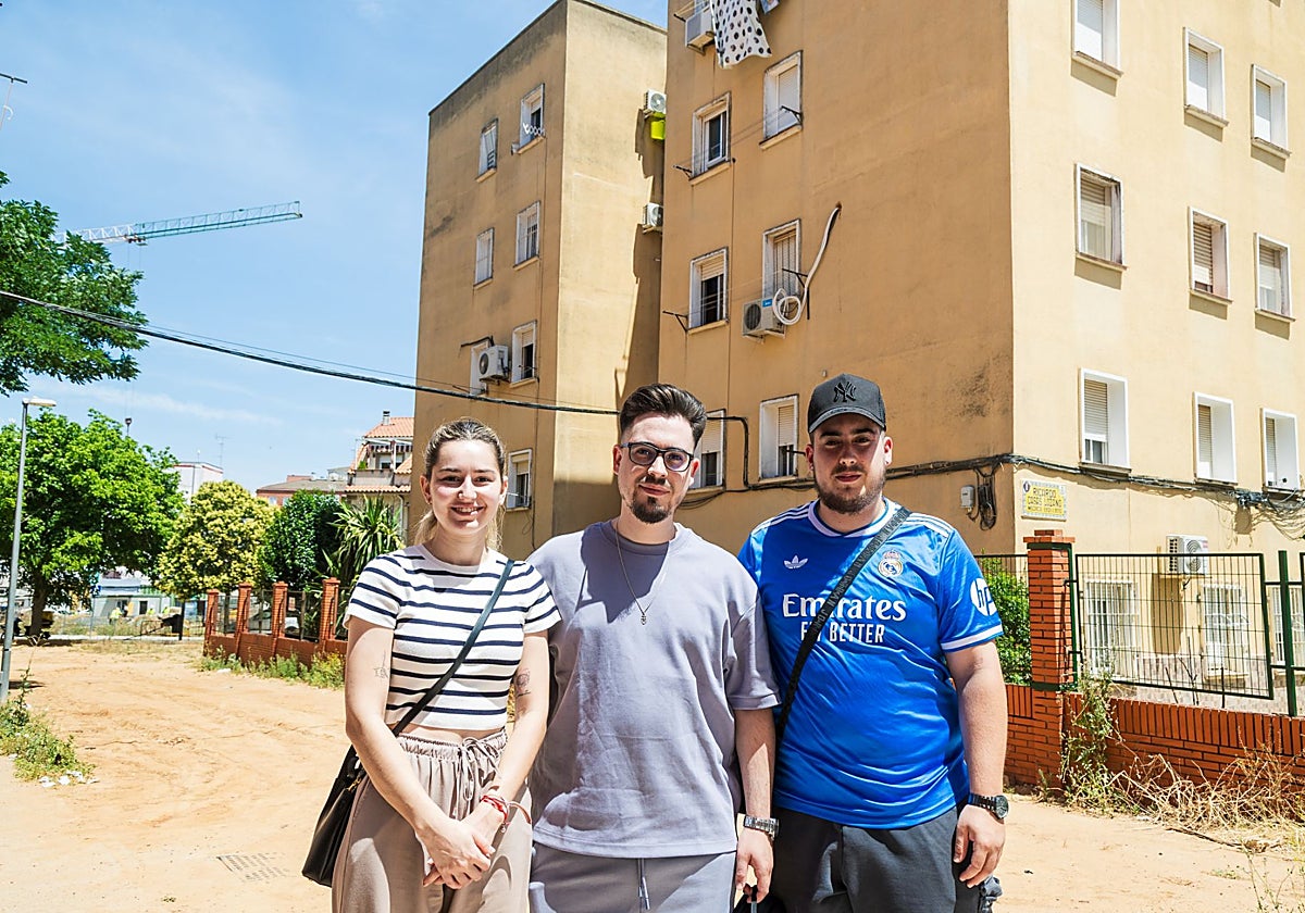 Lorena Ferrer, José María y Álvaro Leal, junto al bloque de viviendas donde su padre sufrió la parada cardiorrespiratoria.