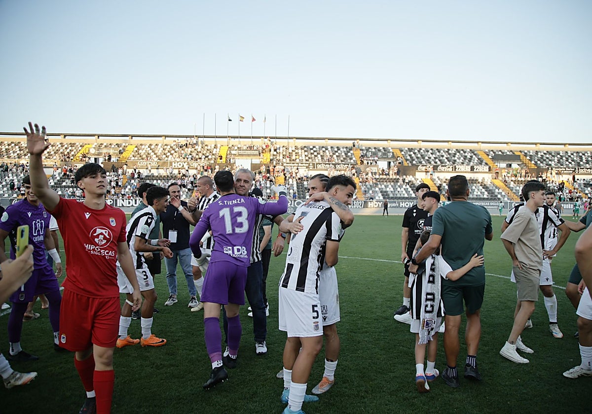 Los jugadores del Bdajoz celebran el pase a la final por el ascenso sobre el césped de Nuevo Vivero.