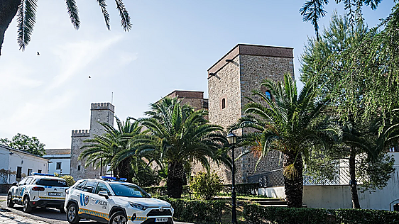 El consejero de Cultura se compromete con Apamex a instalar un ascensor en el Museo Arqueológico de Badajoz