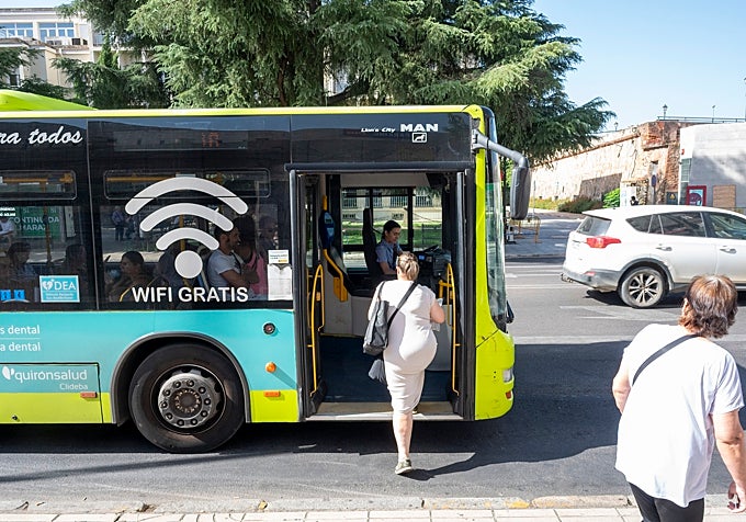 Usuarios del bus en Badajoz.