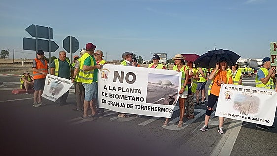 Granja de Torrehermosa vuelve a cortar  la N-432 contra el proyecto de biogás