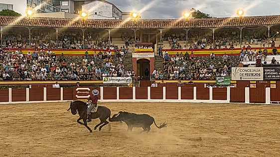 Los tres rejoneadores salen a hombros en Plasencia