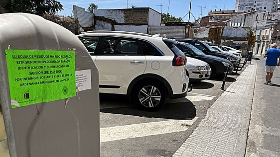 La Policía revisa las basuras en Badajoz para identificar a los vecinos que las dejan fuera del contenedor