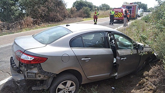 Tres heridos tras un choque frontal entre dos turismos en la provincia de Badajoz