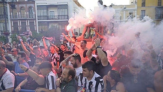 Fotos | La afición recibe al CD Badajoz