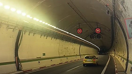 Los túneles de Miravete modernizan su iluminación y el control de matrículas