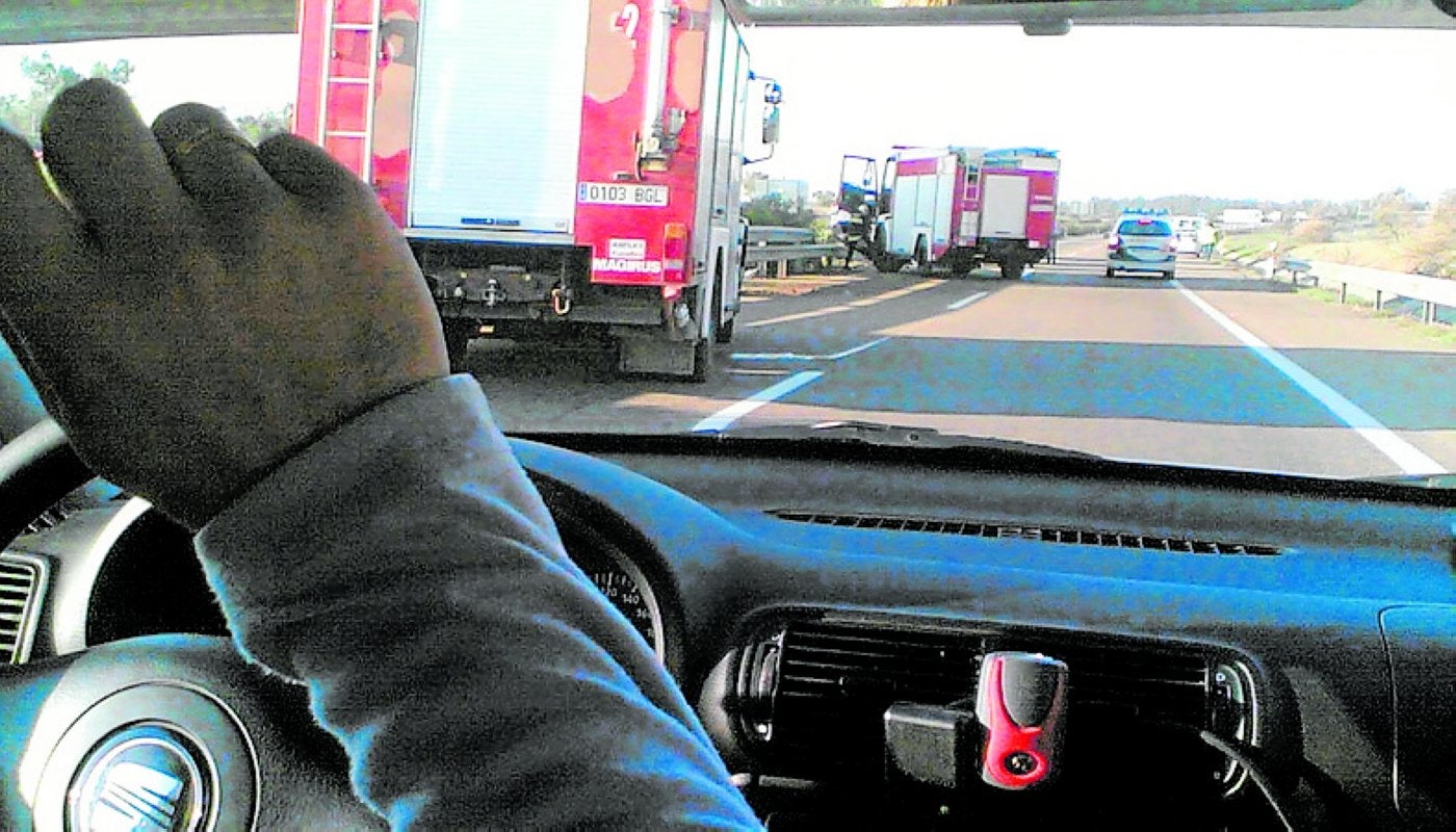 Cuando ocurre un accidente, suele haber atascos por los curiosos
