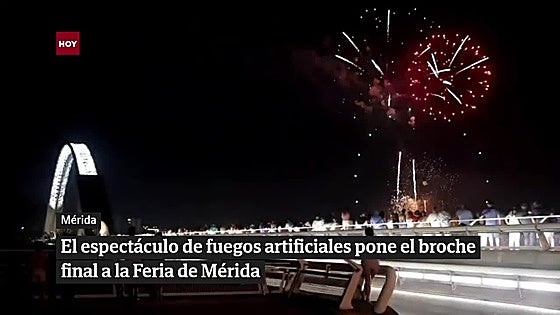 Miles de emeritenses contemplan la colección de fuegos artificiales que pone fin a la Feria 2026