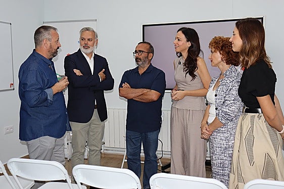 Moisés Ginés, presidente de Aunex, muestra la sede a la consejera de Salud