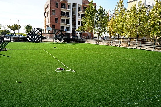 La pista del parque 'El Rodeo' de Villanueva de la Serena estrena nuevo césped