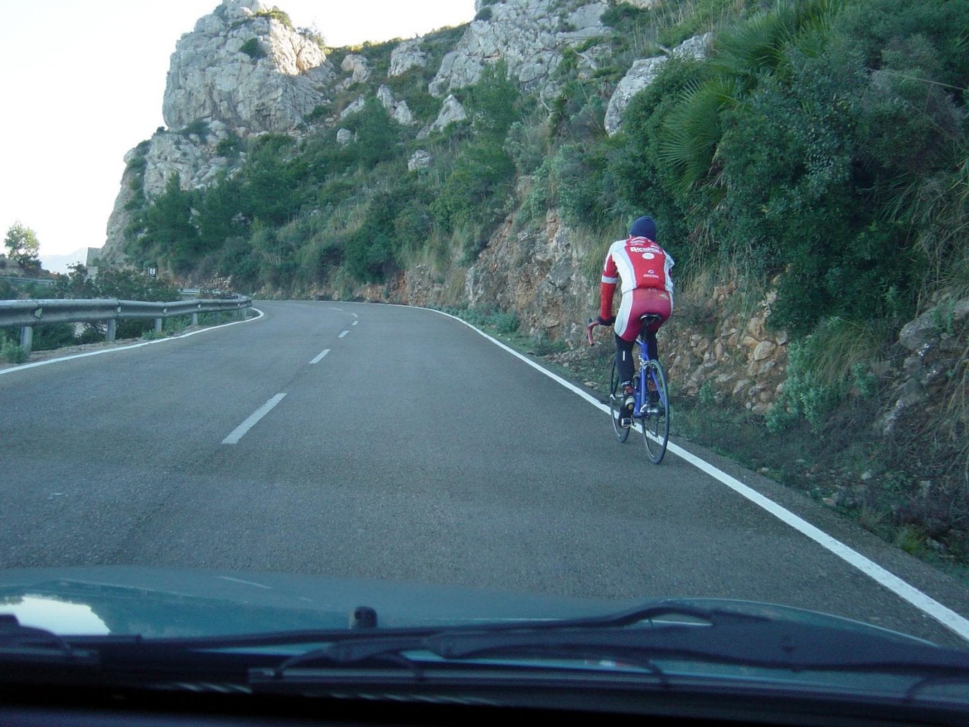 Adelantar a peatones, ciclistas o ciclomotores hay que bajar 20 km/h la máxima de la carretera | Hoy