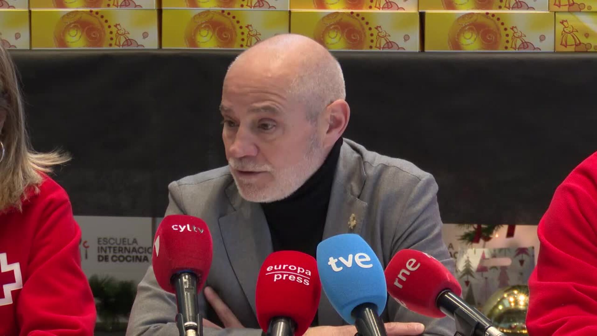 La Escuela de Cocina y Cruz Roja reparten 50 roscones a personas sin hogar de Valladolid