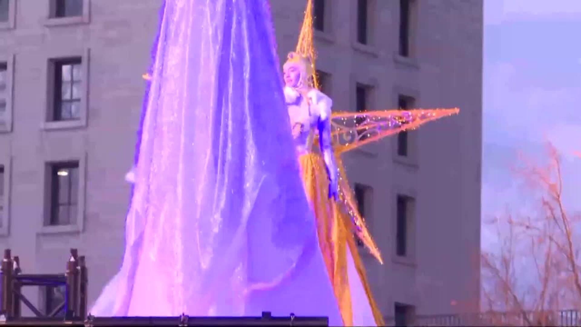 Los Reyes Magos combaten el frío junto a personajes literarios en su cabalgata de Madrid